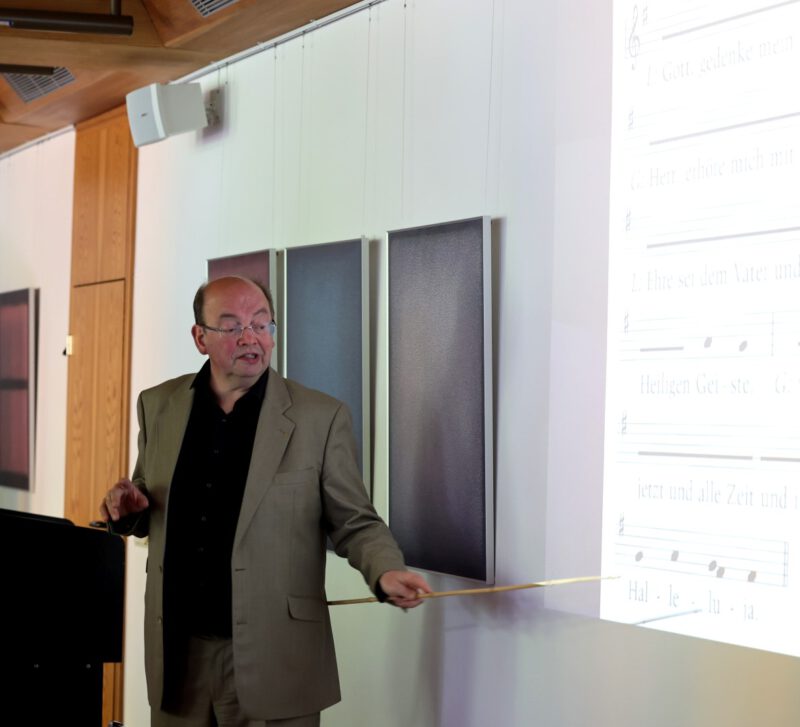 Hans Herman Jansen leitet die Teilnehmer zum Psalm-Singen an