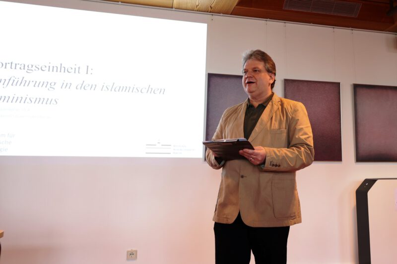 Damian Lazarek begrüßt die Seminarteilnehmer