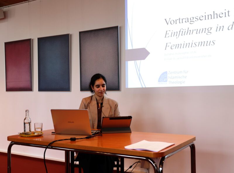 Botaina Azuaghe bei ihrem Referat