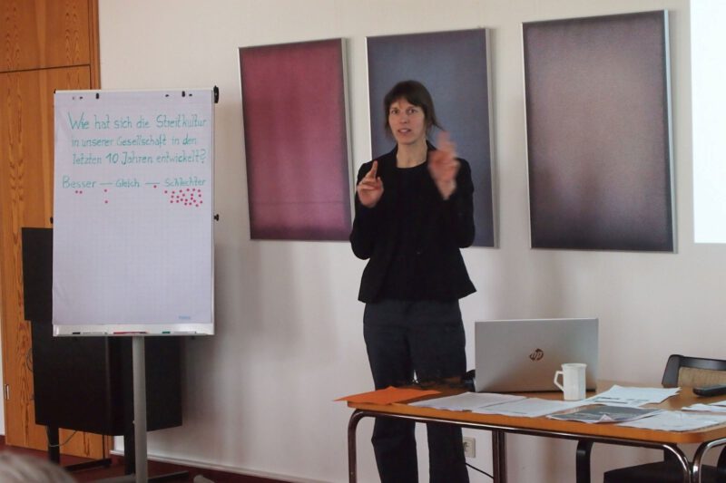 Dr. Sandra Legge im Vortrag 