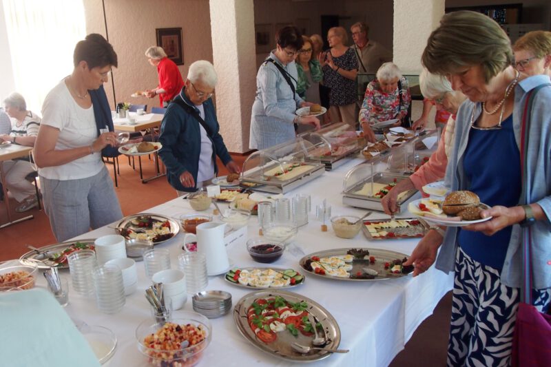Ein Buffet mit Leckereien