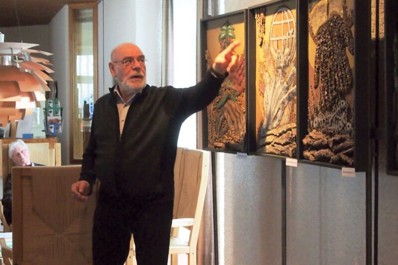 Heiner Stiene, Warburg, führt durch die Kunst-Ausstellung 