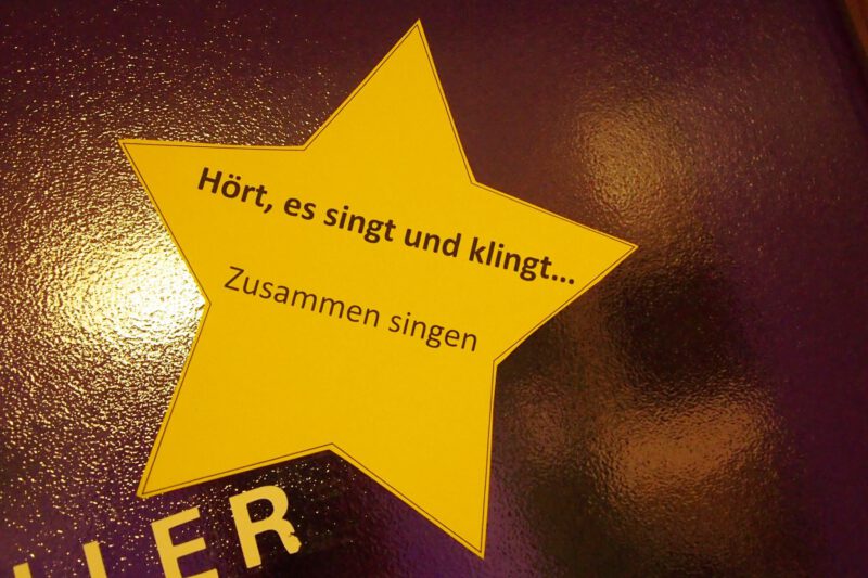 Hört, es singt und klingt... zusammen singen