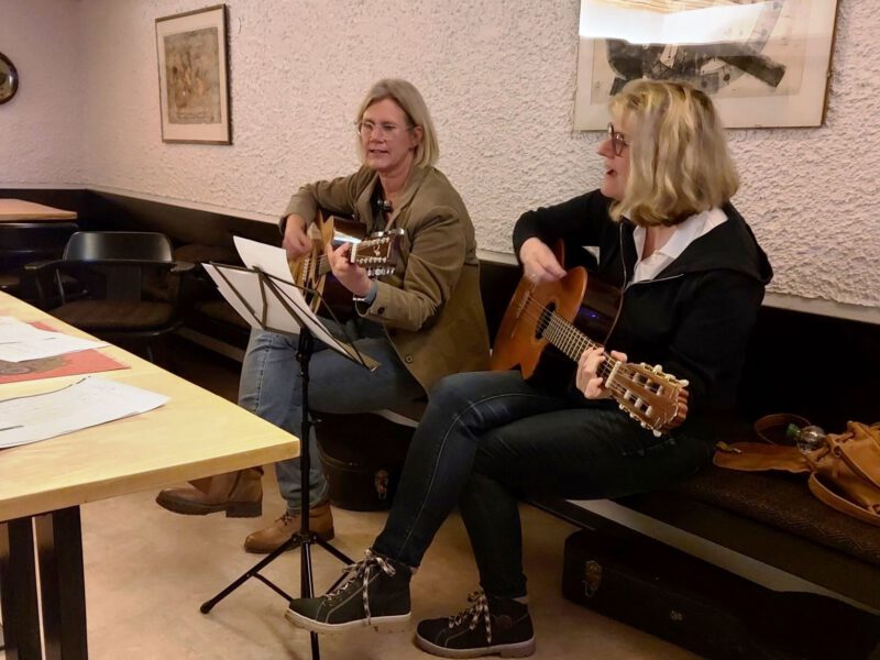 Von Gitarren begleitet