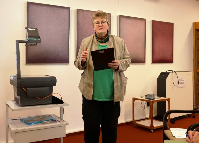 Lic.theol. Dorothee Mann begrüßt den Referenten Prof. Zwick und die Teilnehmerinnen und Teilnehmer