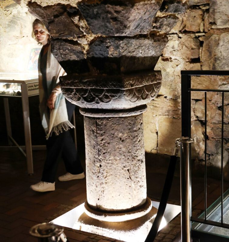 Ausgegraben - eine verzierte Säule der Mikwe