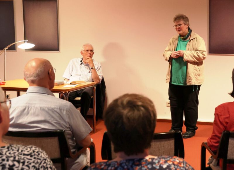 Autorenlesung: Gäste, Pfarrer Insel (Violine) und Msgr. Auffenberg werde von Dorothee Mann herzlich begrüßt