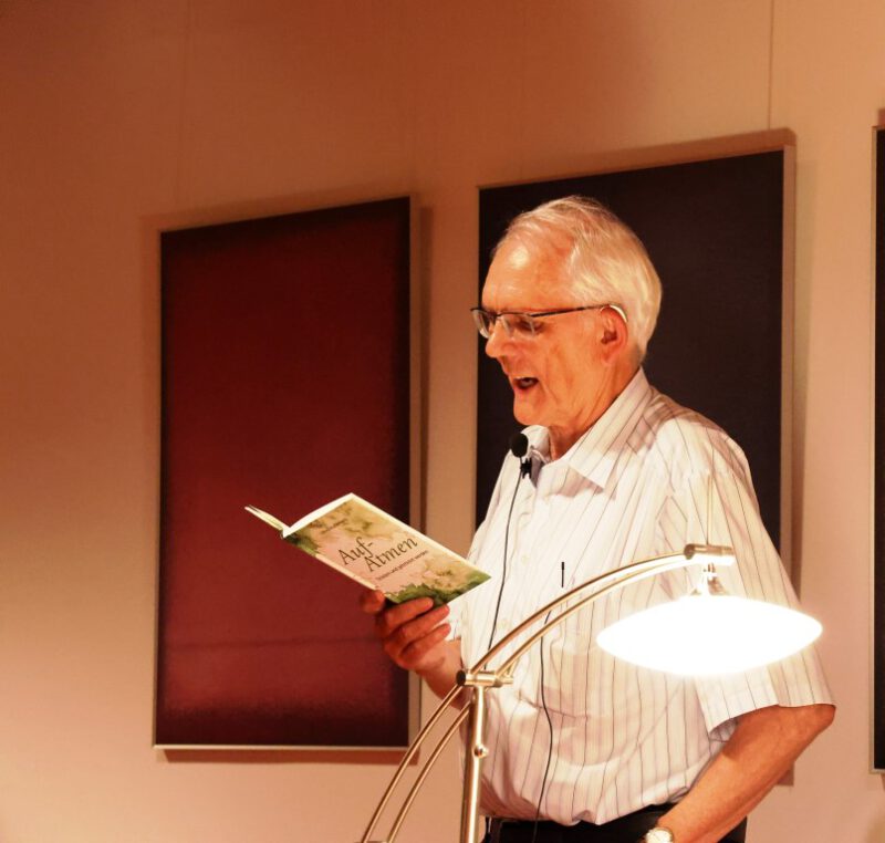 Msgr. Ullrich Auffenberg bei der Lesung aus seinem Buch "Aufatmen"