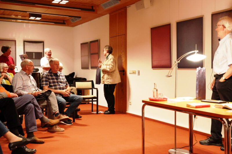 Die Gäste und Dorothee Mann applaudieren Pfarrer Insel