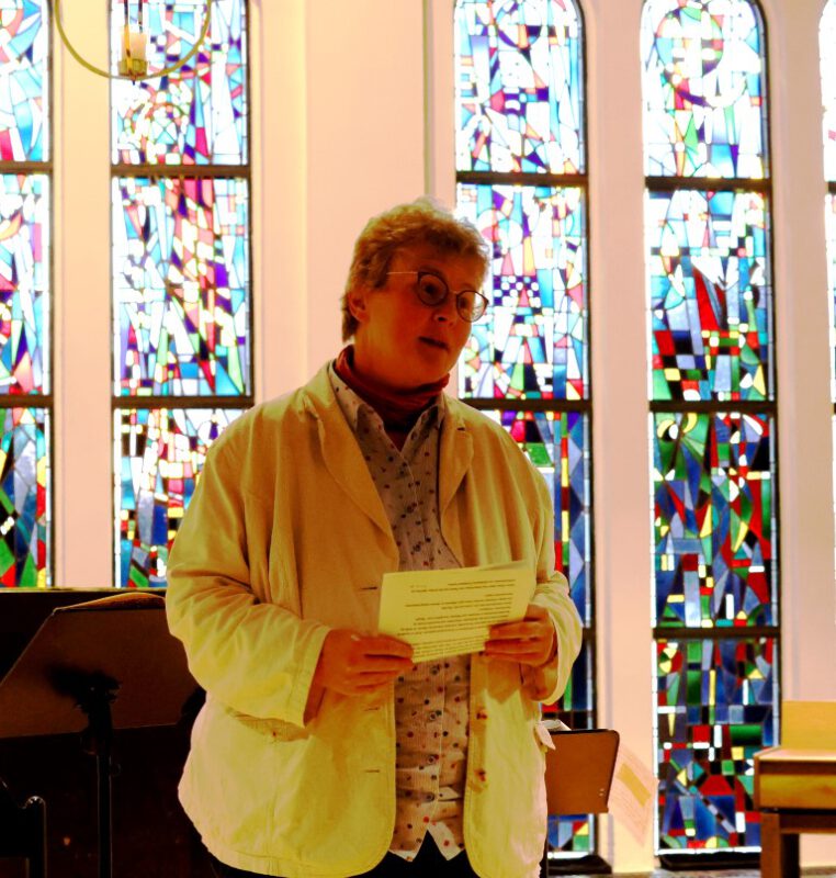 Dorothee Mann begrüsst die Gäste zum musikalischen Abend in der Hegge-Kapelle