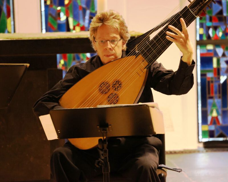 Christian Stahl mit seiner Barocklaute