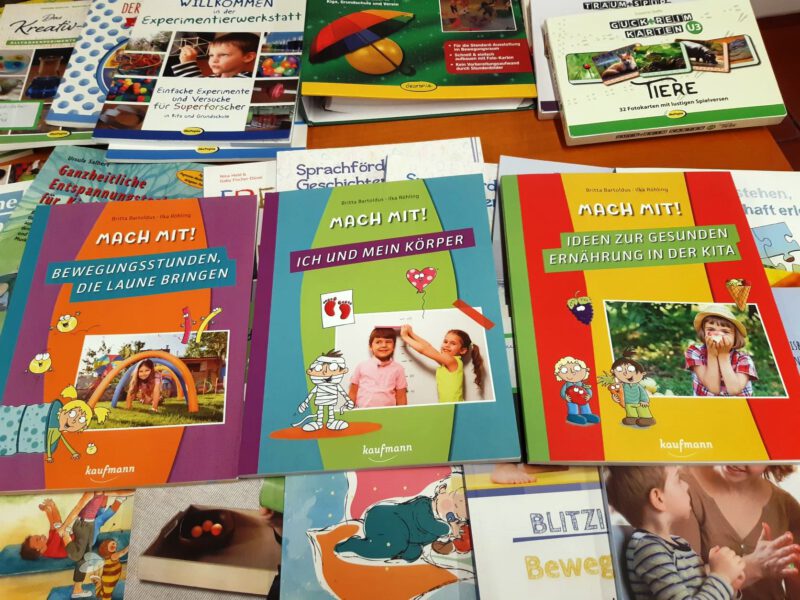 Der Büchertisch ist reich gedeckt