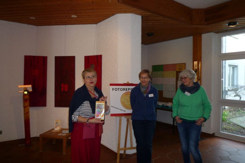 Hildegard Ebe führt durch die Ausstellung