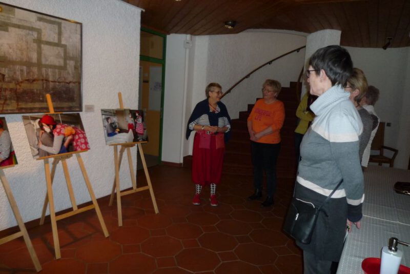 Aufmerksame Ausstellungsbesucherinnen
