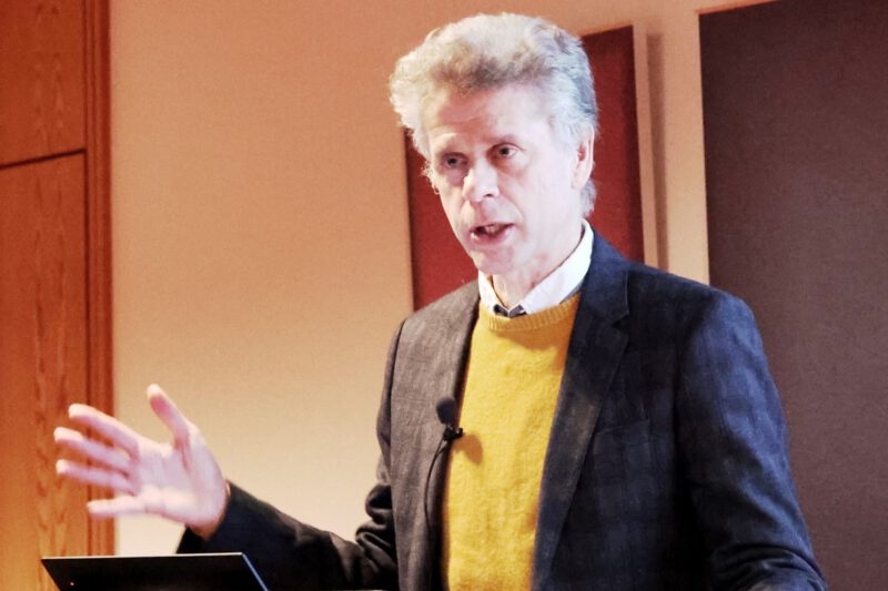 Prof. Dr. Dr. Daniel Schäfer hält den ersten Vortrag der Ärztetagung 2023