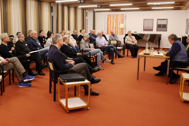 Interessierte Zuhörerinnen und Zuhörer