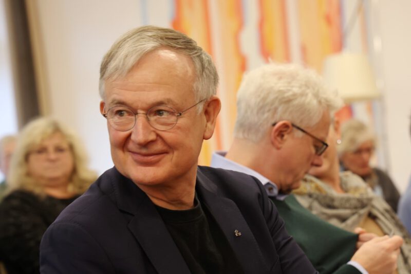 Prof. Dr. Eckhard Frick beteiligt sich an der Diskussion