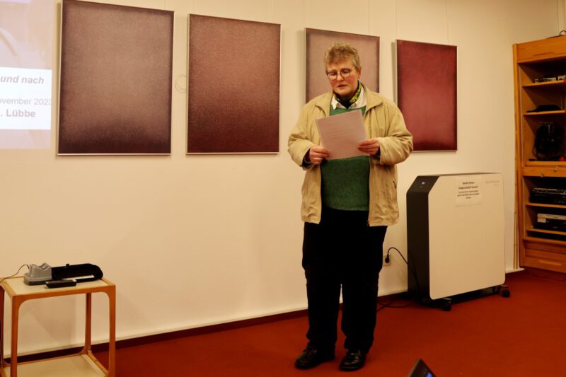 Dorothee Mann stellt die Referenten vor