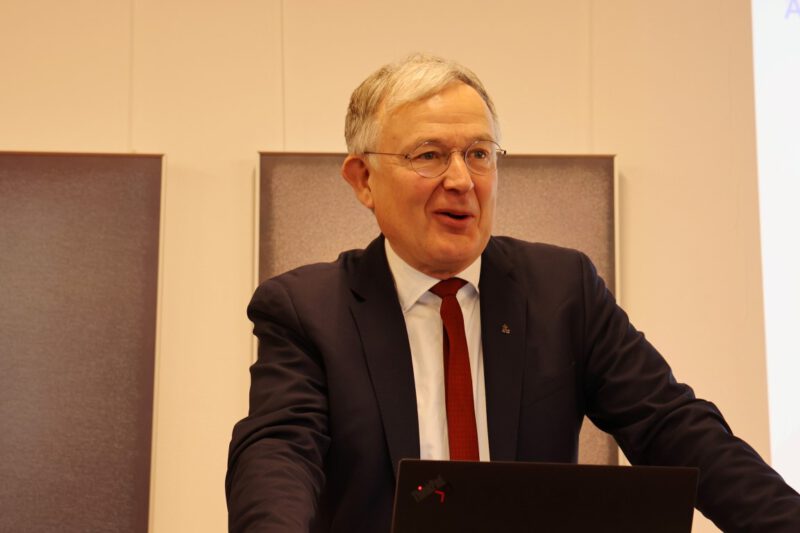 Prof. Dr. Eckhard Frick SJ bei seinem Referat