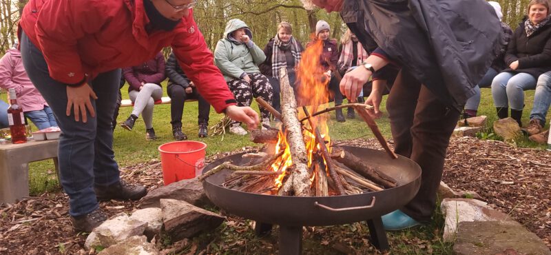 Stochern am Feuer