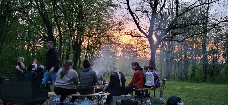Lagerfeuer mit Sonnenuntergang