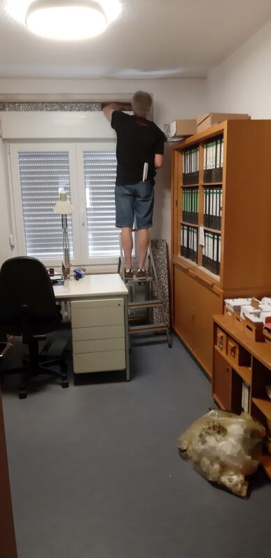 Reinhard Vössing arbeitet am Bürofenster