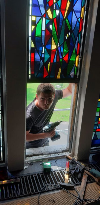 Der neue Hausmeister repariert die Kapellenfenster